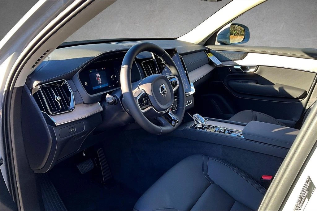 2026 Volvo - image 7