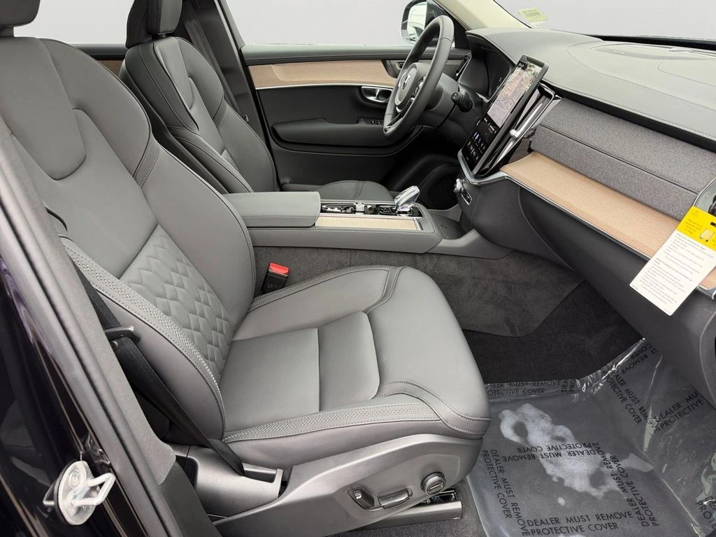 2025 Volvo - image 7