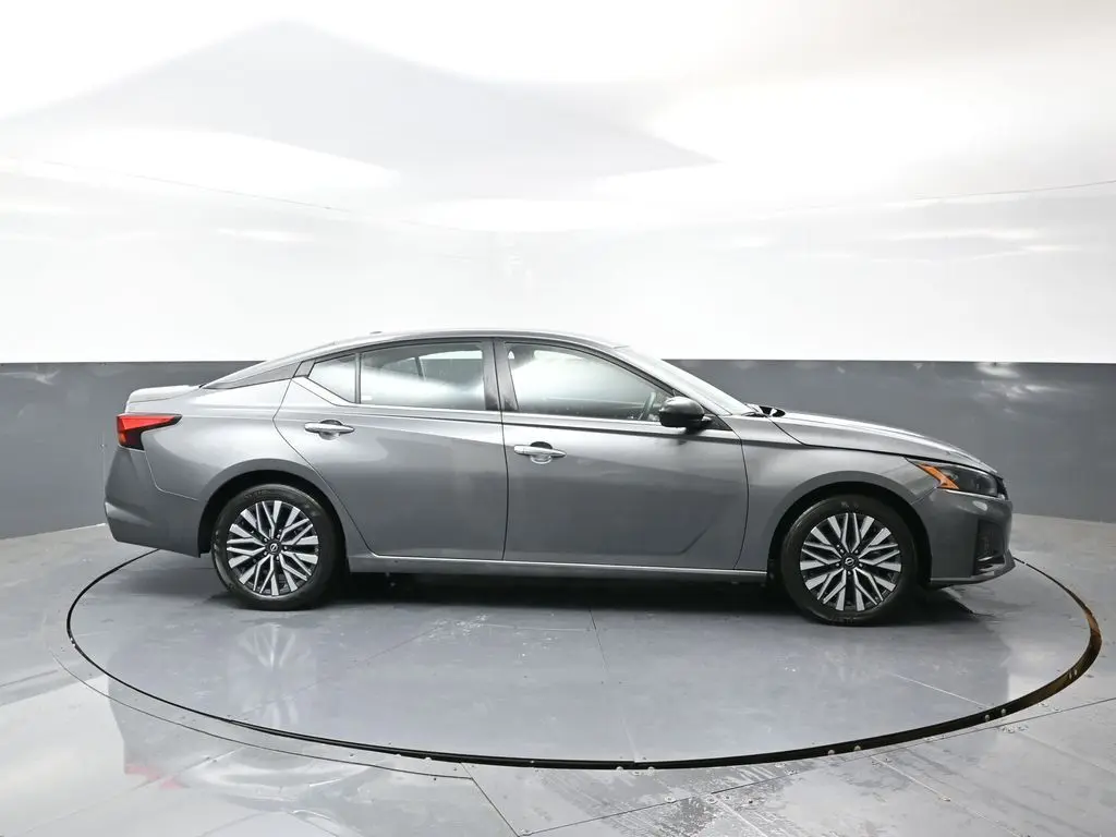 2024 Nissan Altima 2.5 SV photo 2