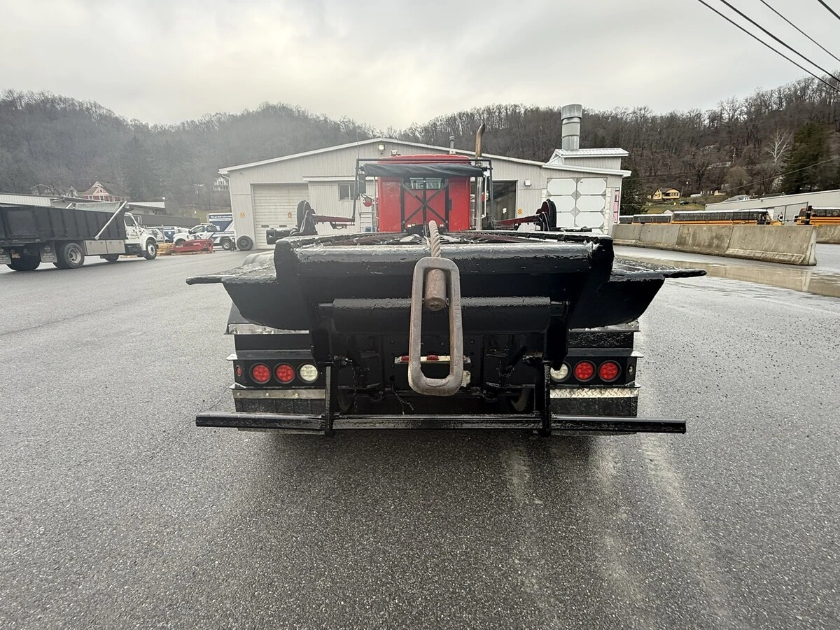 2016 International - image 7