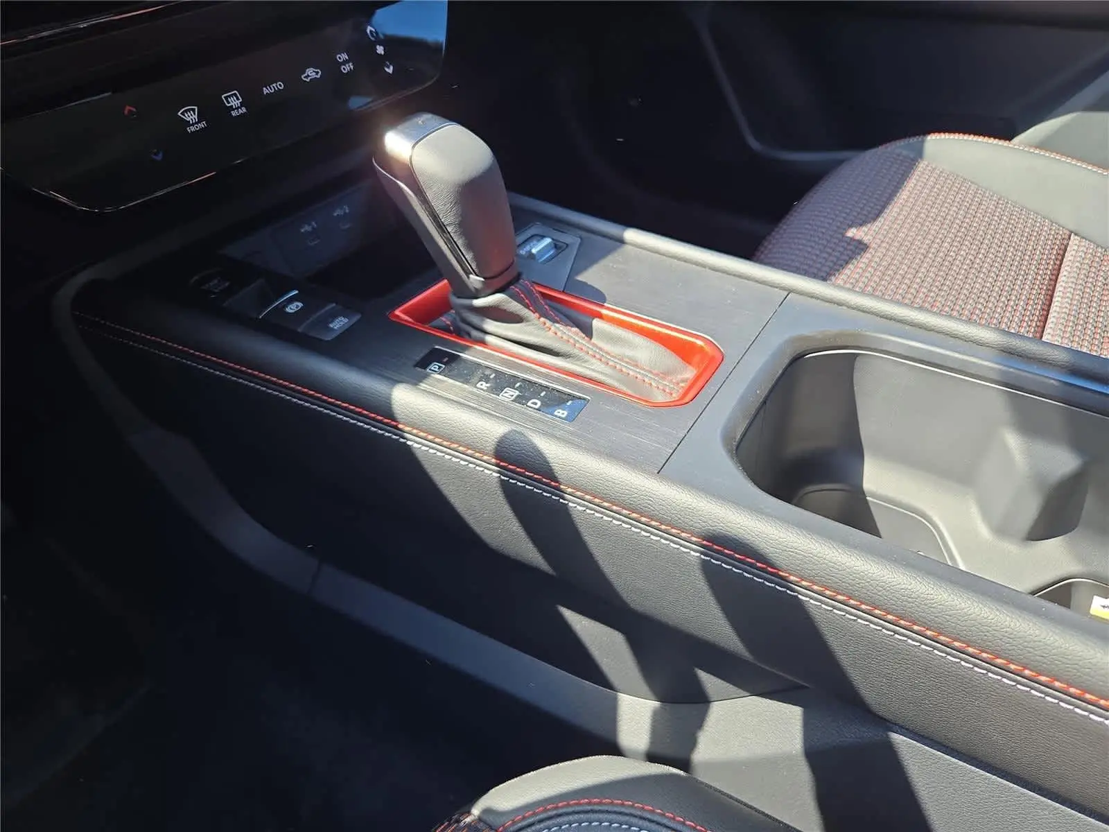 2025 Nissan Kicks SR photo 4