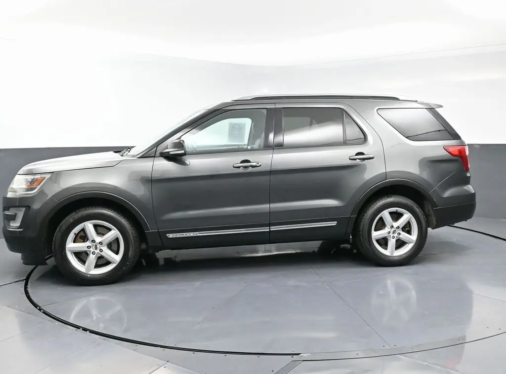 2017 Ford Explorer XLT photo 4