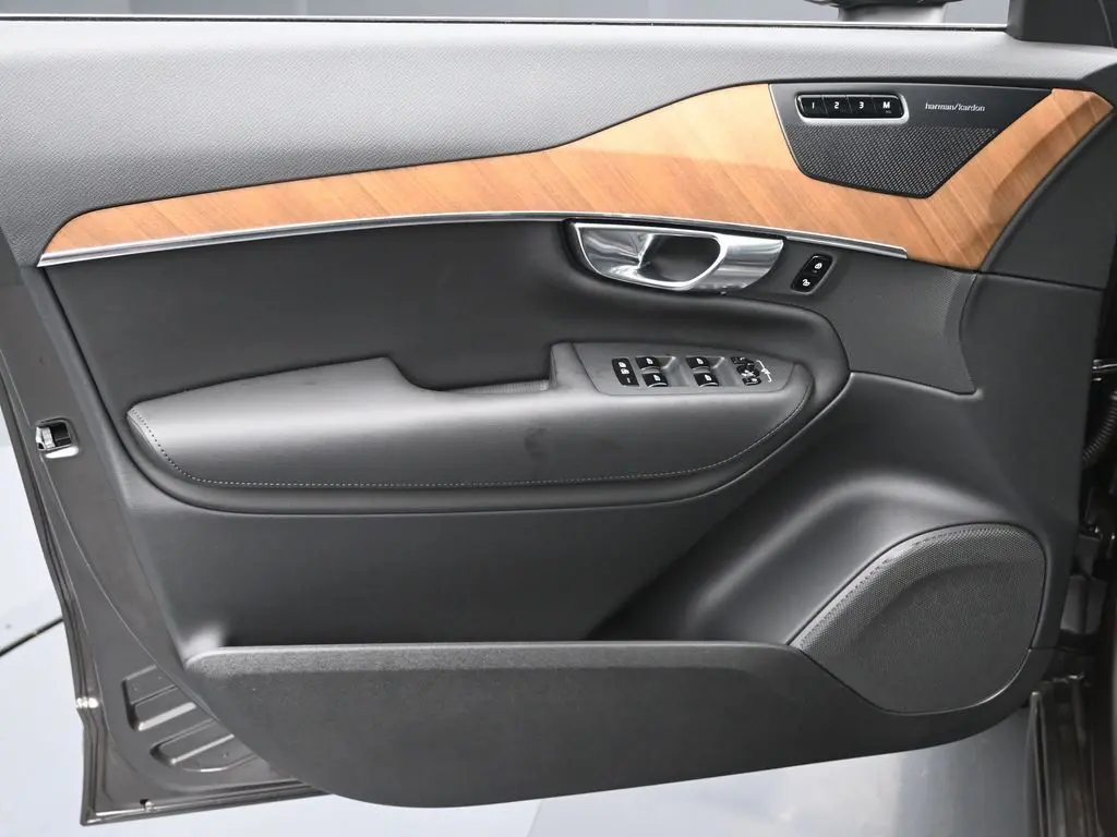 2025 Volvo - image 23