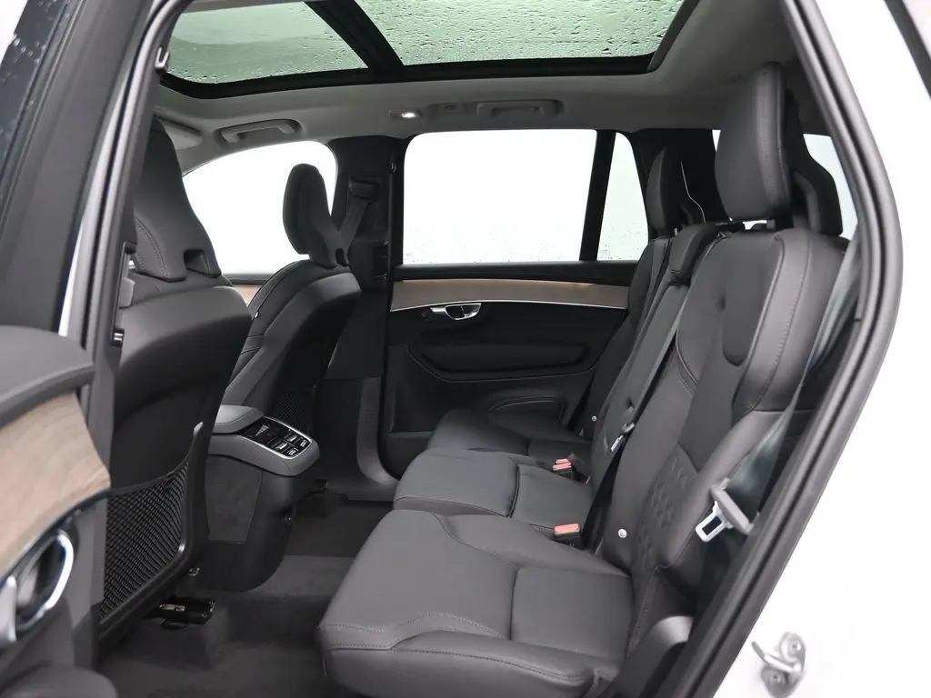 2025 Volvo - image 26