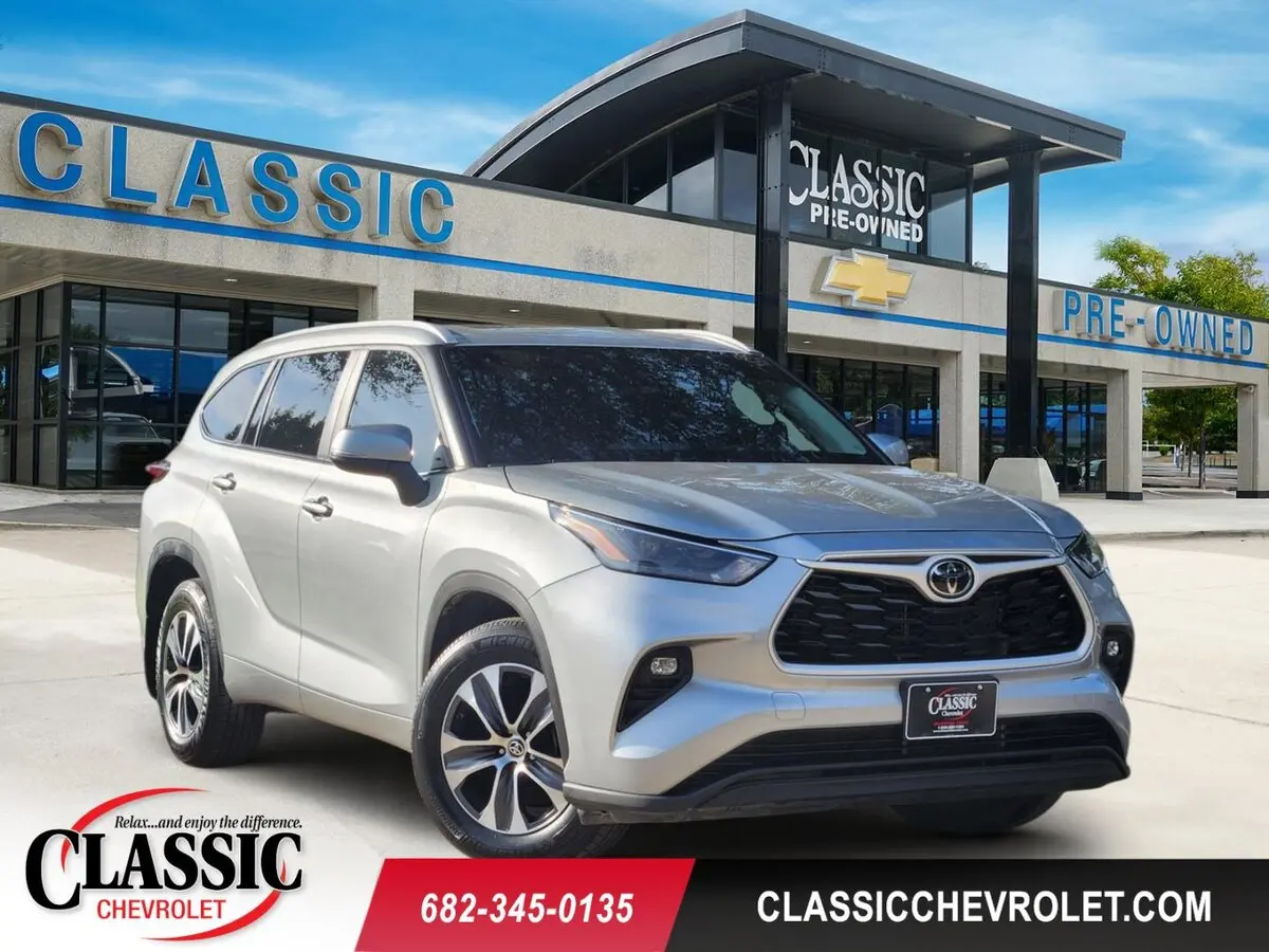 2024 Toyota Highlander XLE's photo