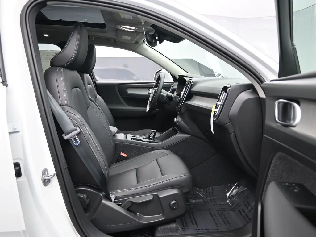 2025 Volvo - image 26