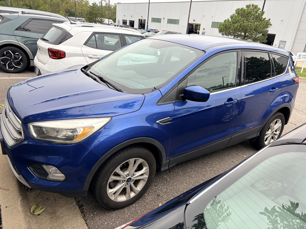 Used 2017 Ford Escape SE with VIN 1FMCU0GD6HUB76903 for sale in Kansas City