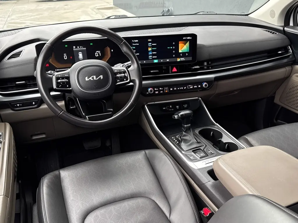 2025 Kia Carnival LXS photo 2
