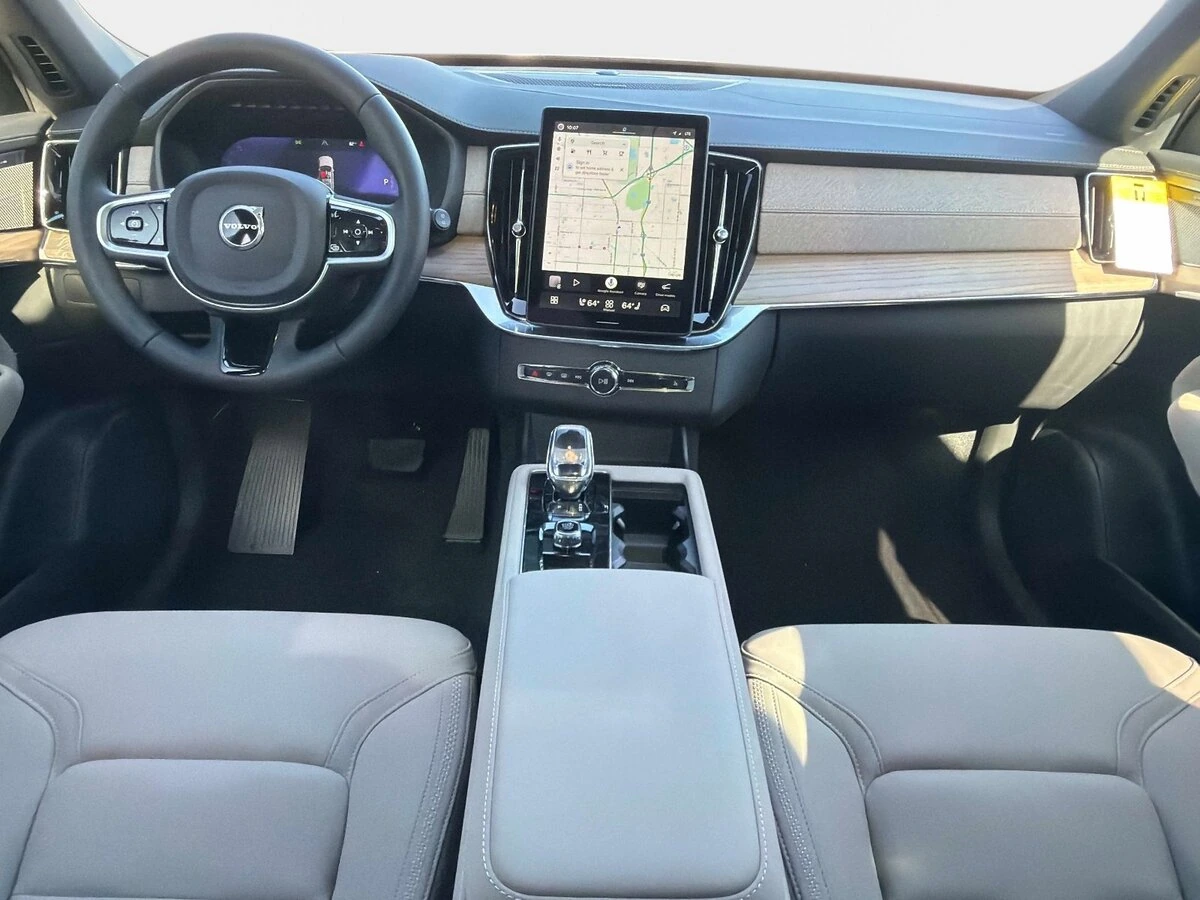 2026 Volvo - image 12