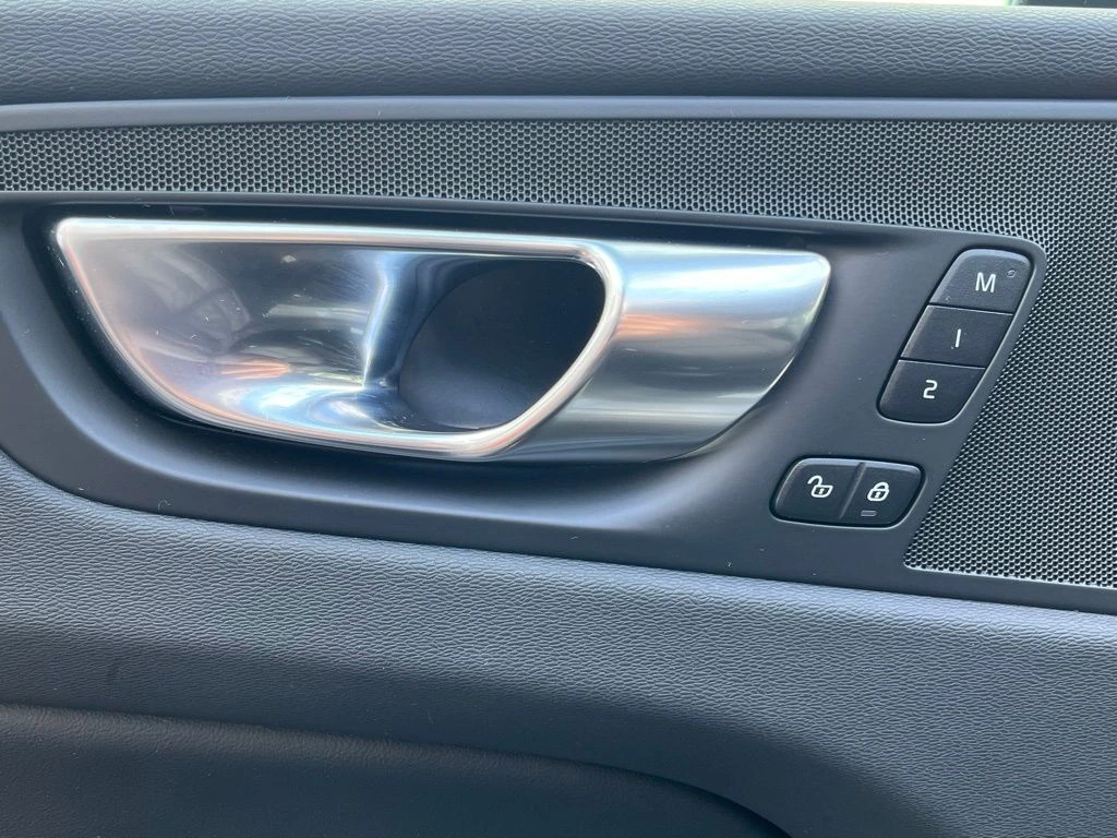 2025 Volvo - image 20