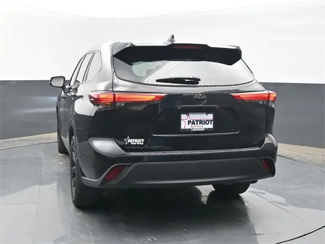 2023 Toyota Highlander L photo 4