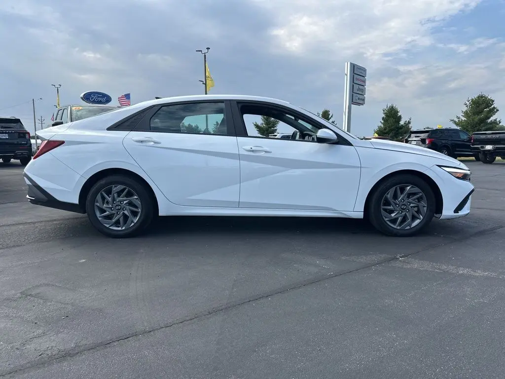 2024 Hyundai Elantra SEL photo 3