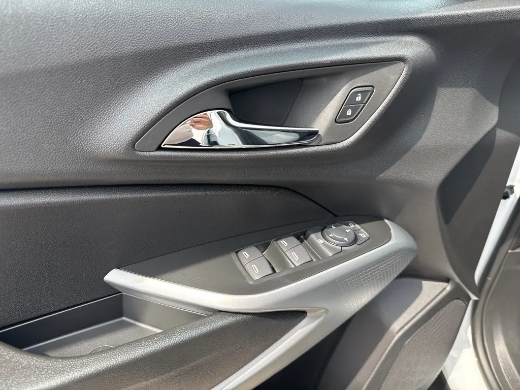 2025 Chevrolet Trax LS photo 15