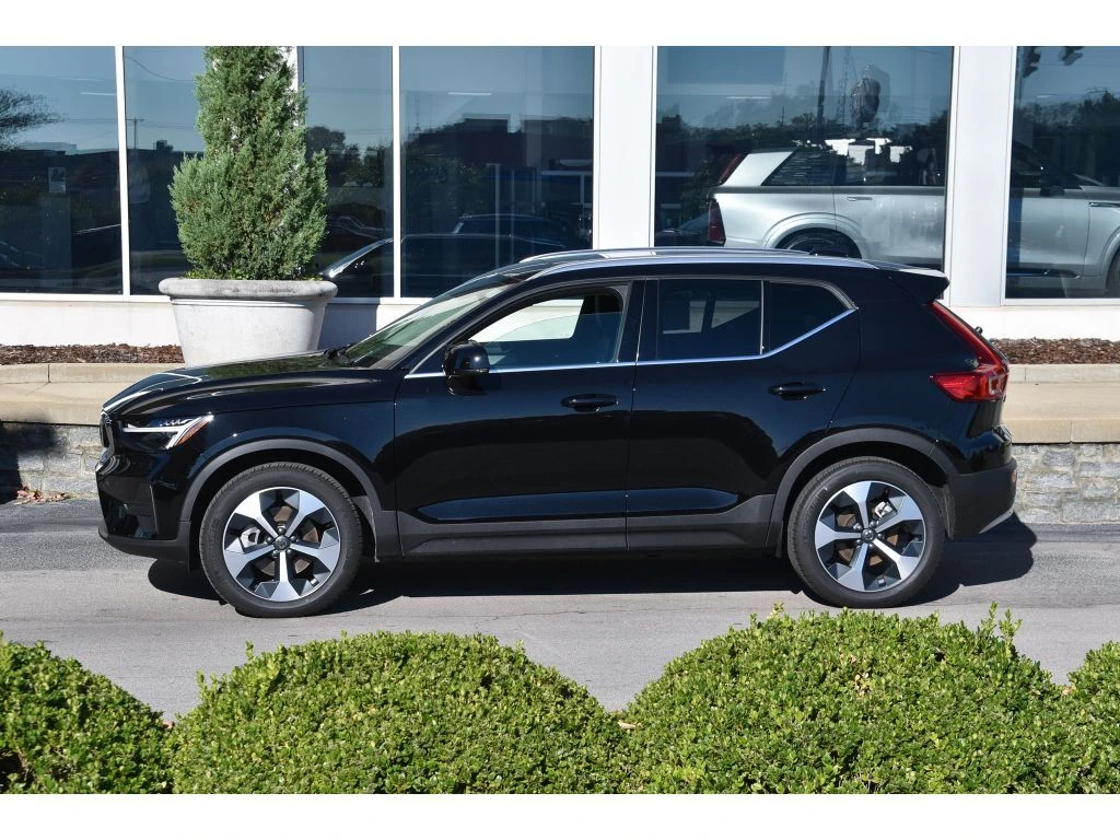 2025 Volvo - image 6