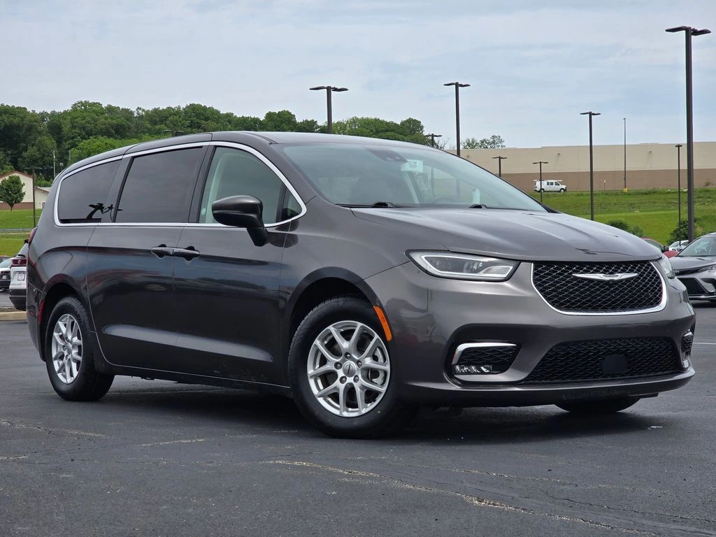 2023 Chrysler Pacifica Touring L's photo