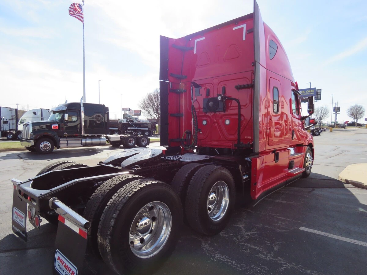 2022 Freightliner Cascadia - image 7