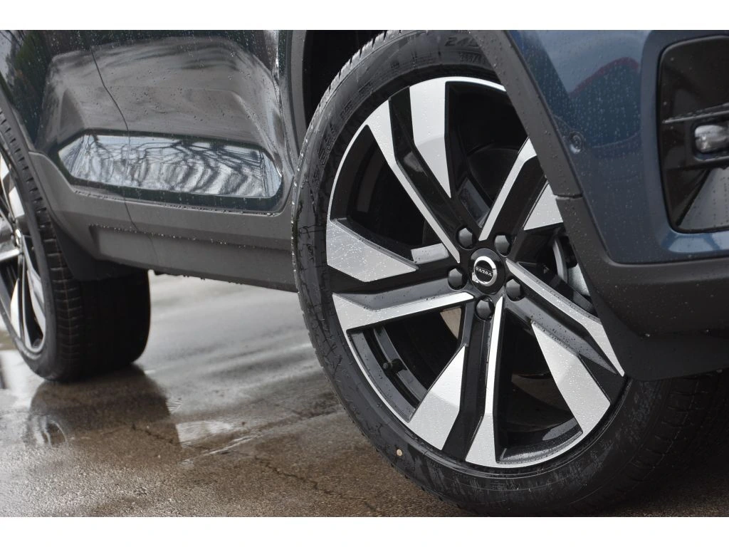 2026 Volvo - image 10