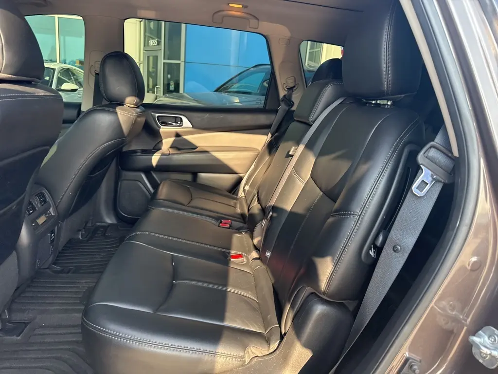 2016 Nissan Pathfinder SL photo 10