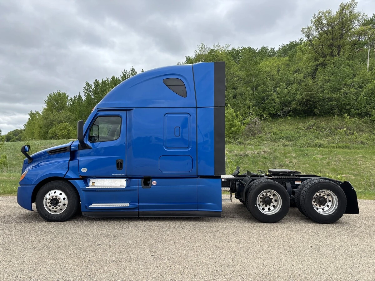 2022 Freightliner Cascadia — photo 8