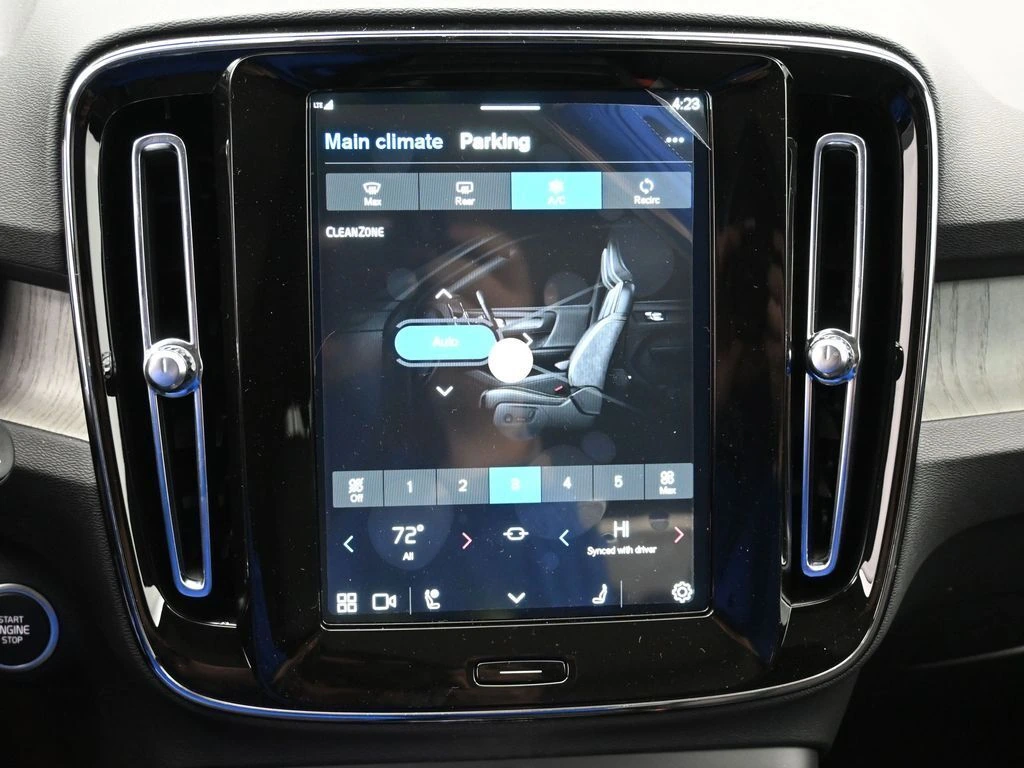 2025 Volvo - image 13