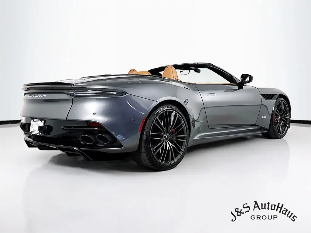 2021 Aston Martin DBS photo 6
