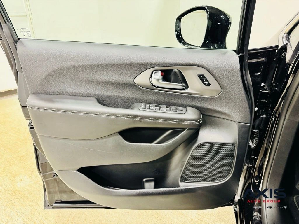 2027 Chrysler Pacifica Select - Photo 26