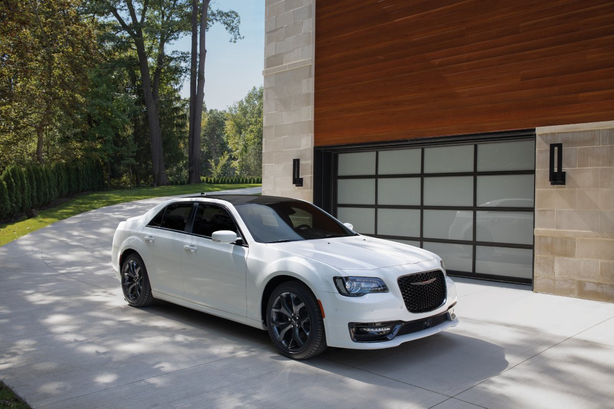 2021 Chrysler 300 Exterior Passenger Side Front Profile