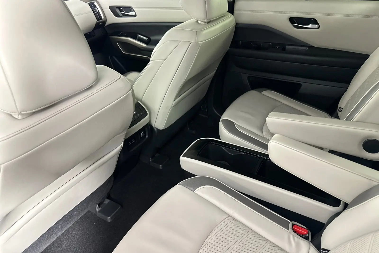 2022 Nissan Pathfinder Platinum photo 8