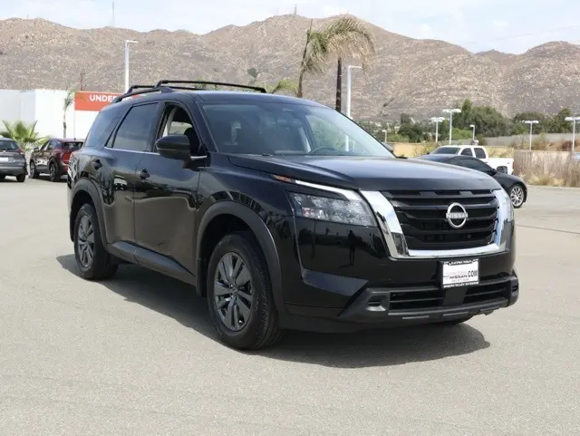 2025 Nissan Pathfinder SV's photo