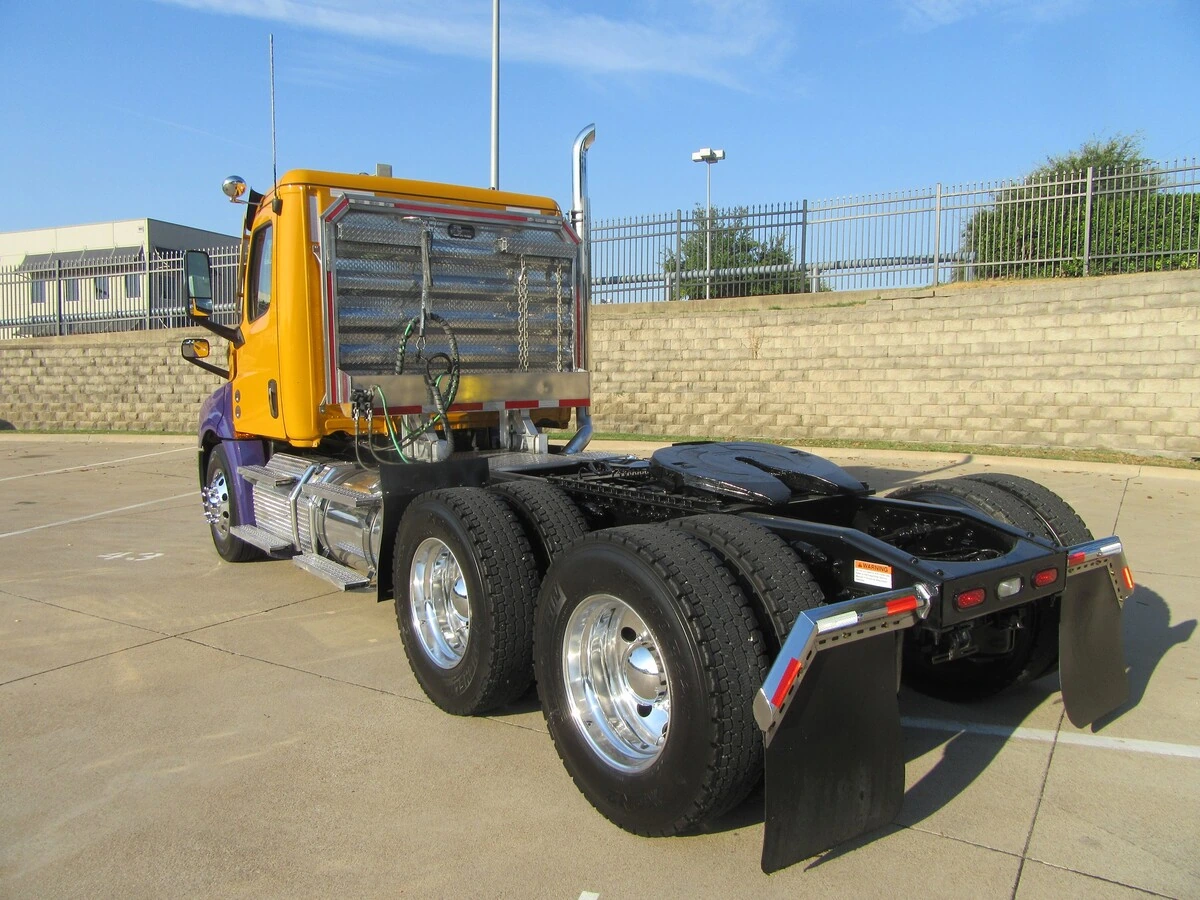 2025 Freightliner Cascadia — photo 3