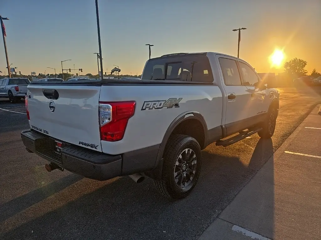 2017 Nissan Titan PRO-4X photo 3