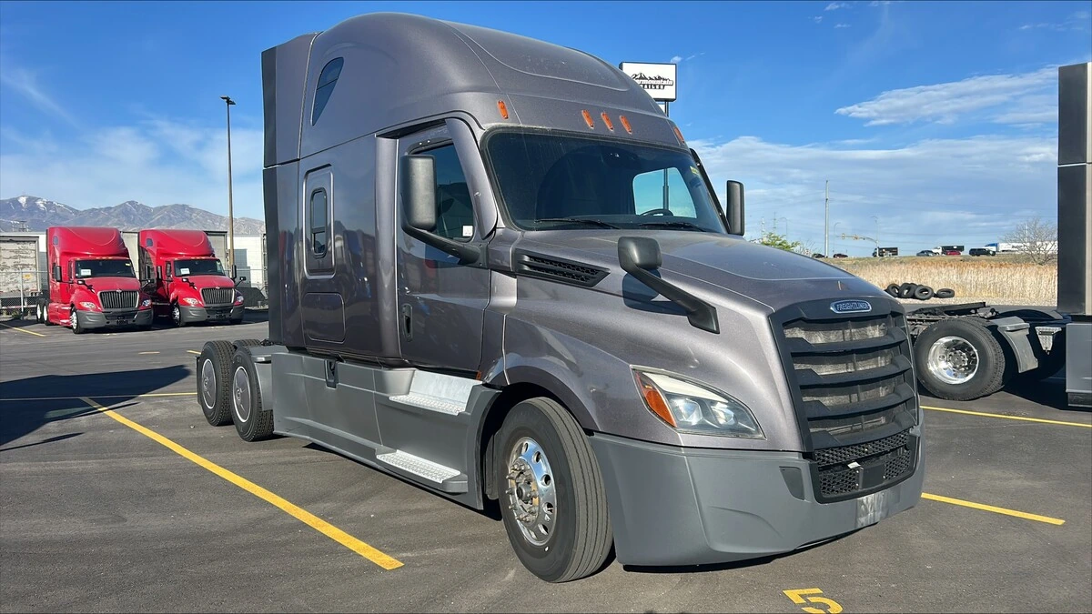 2022 Freightliner Cascadia - image 2