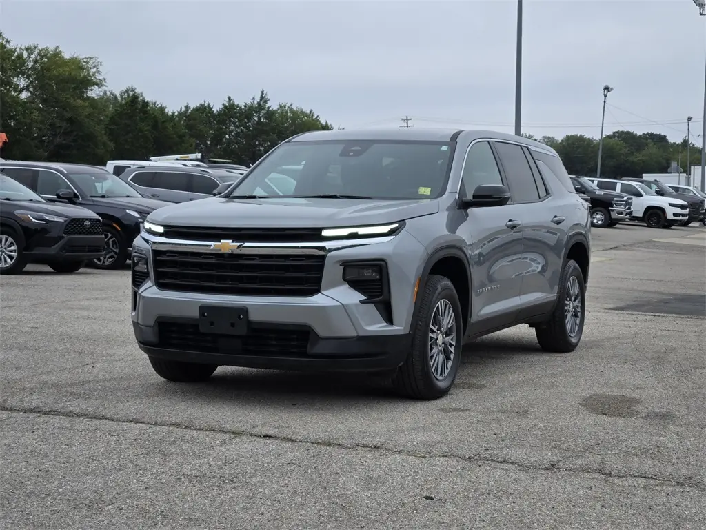2024 Chevrolet Traverse LS photo 2