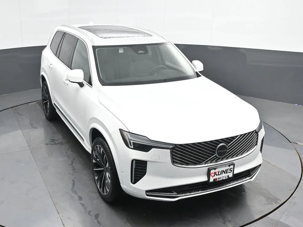 2025 Volvo - image 36