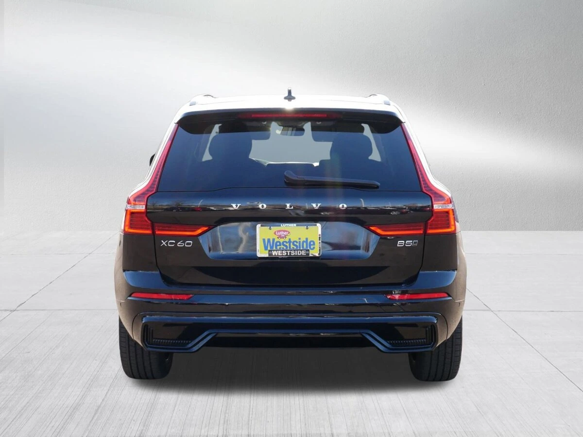 2025 Volvo - image 6