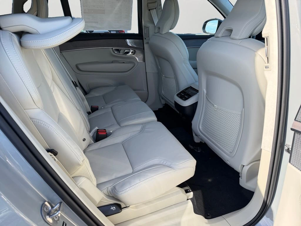 2026 Volvo - image 7