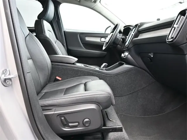 2024 Volvo XC40 Plus photo 28
