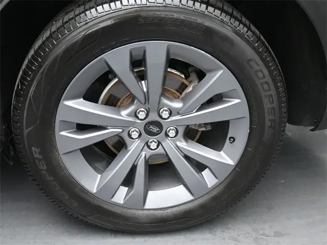 2022 Ford Explorer XLT Sport photo 15