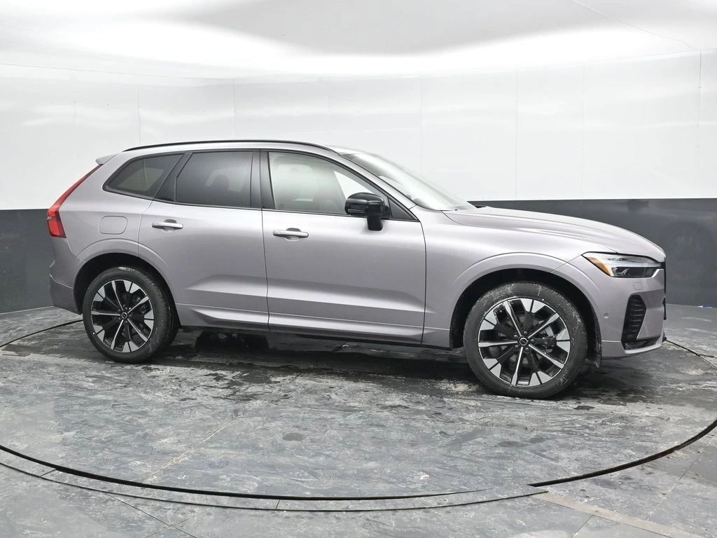 2026 Volvo - image 3