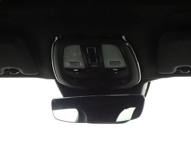 2025 Volvo - image 29