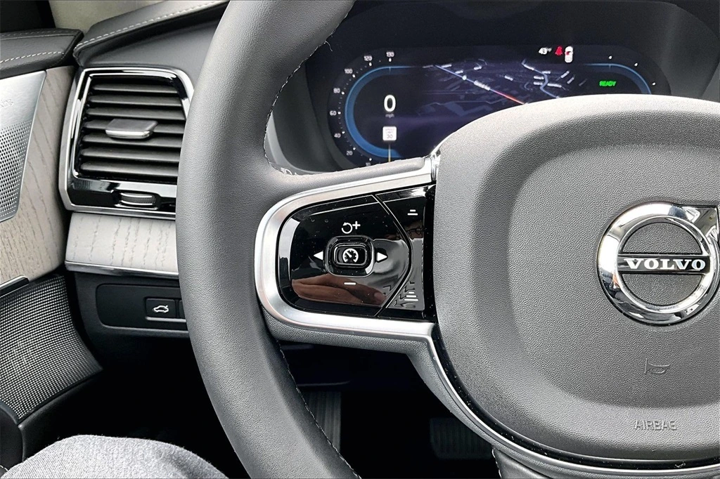 2025 Volvo - image 11