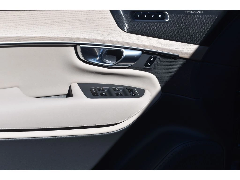 2026 Volvo - image 27