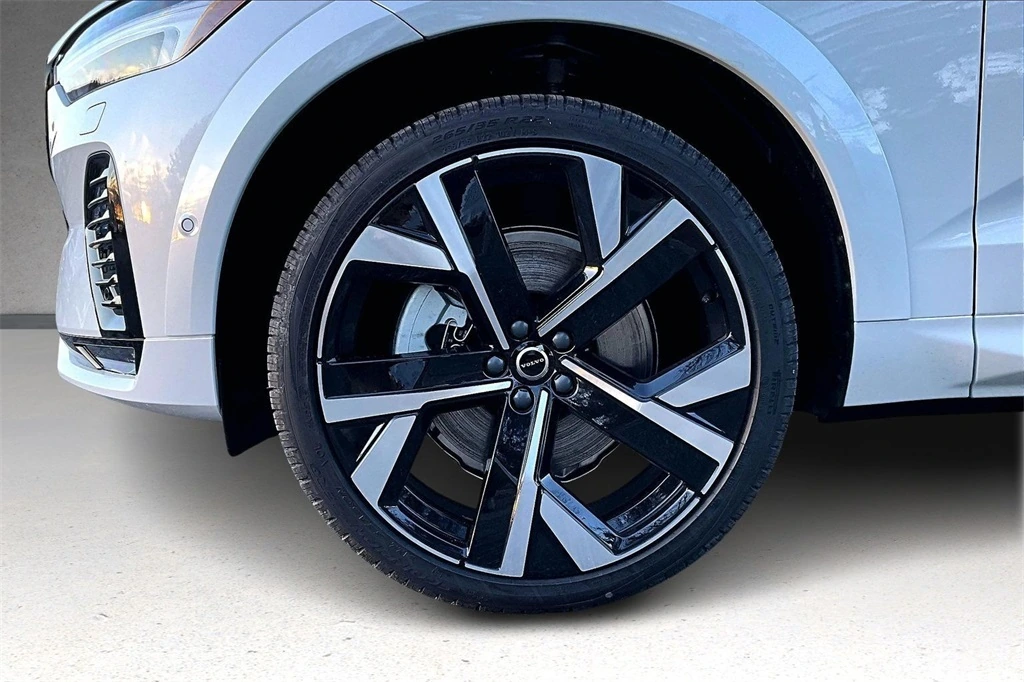 2026 Volvo - image 13