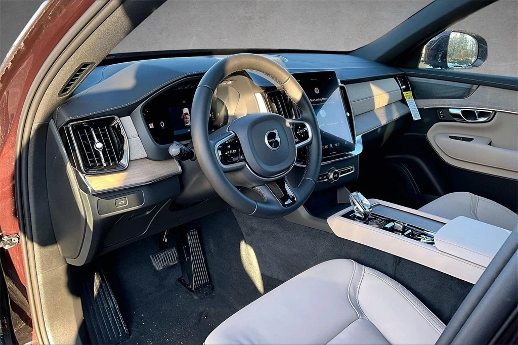 2026 Volvo - image 7