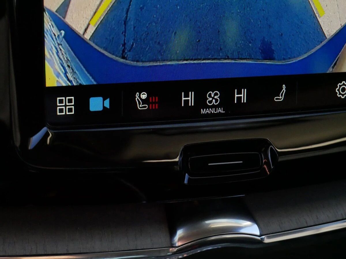 2025 Volvo - image 29