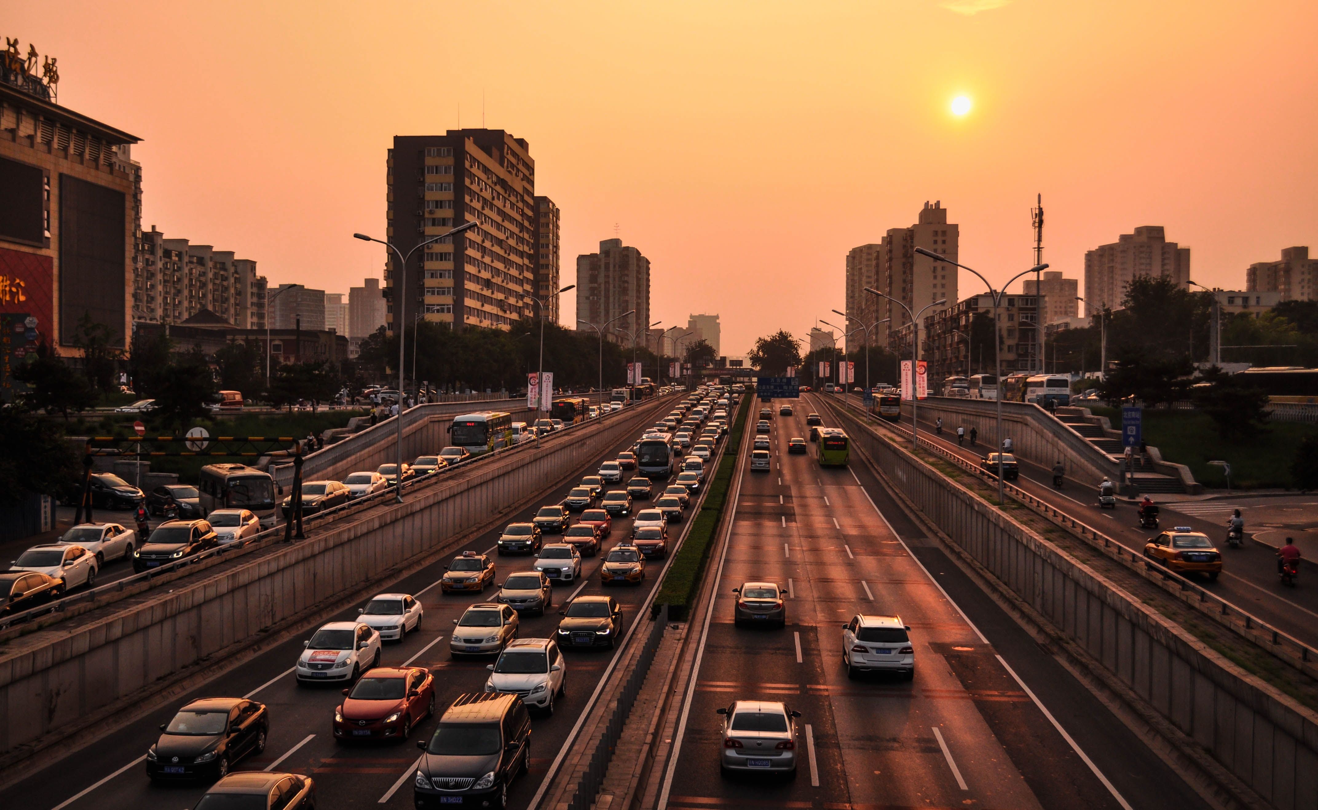 Traffic flowing on I-94 Dan Ryan Expressway in Chicago