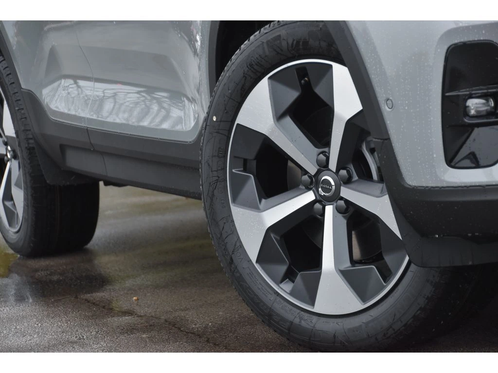 2026 Volvo - image 9