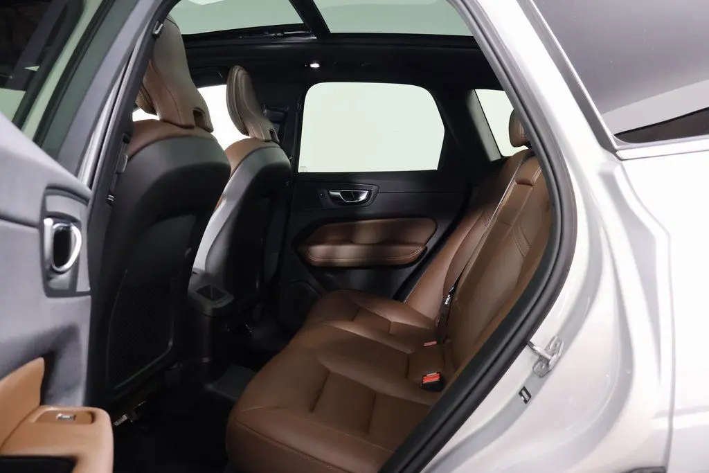 2022 Volvo XC60 Recharge Hybrid T8 Inscription Expression photo 8