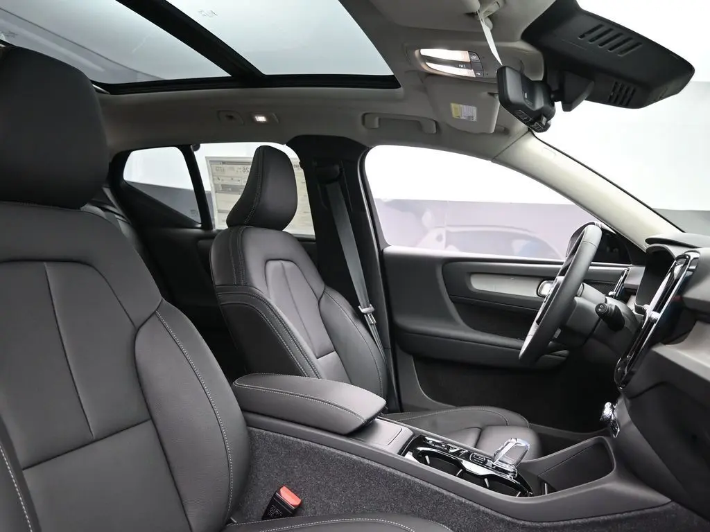 2025 Volvo - image 28
