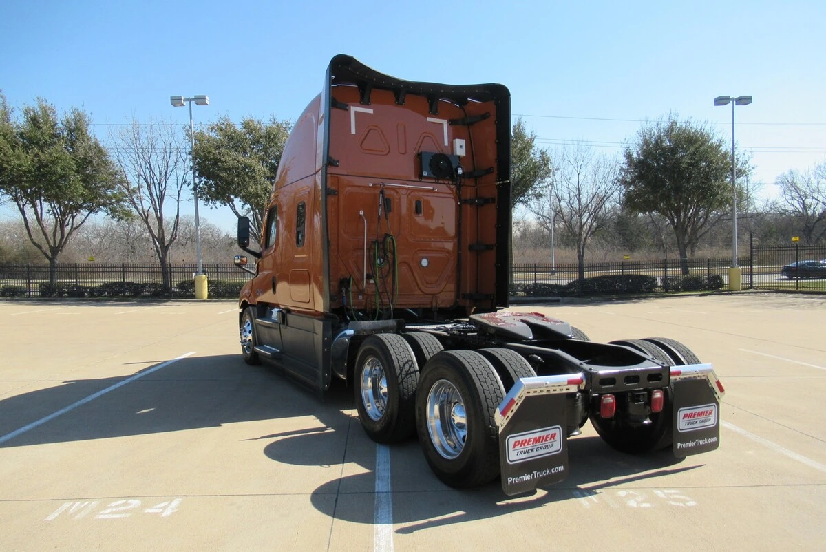 2025 Freightliner Cascadia - image 3